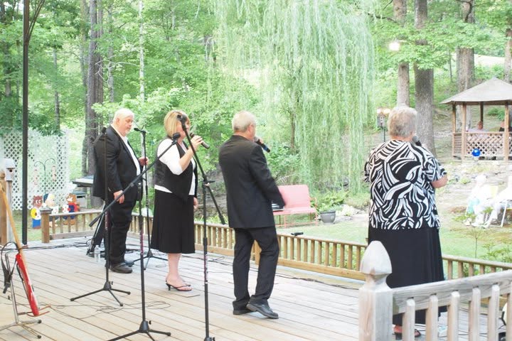 Master's Touch singing at Hickory Hill outdoor venue